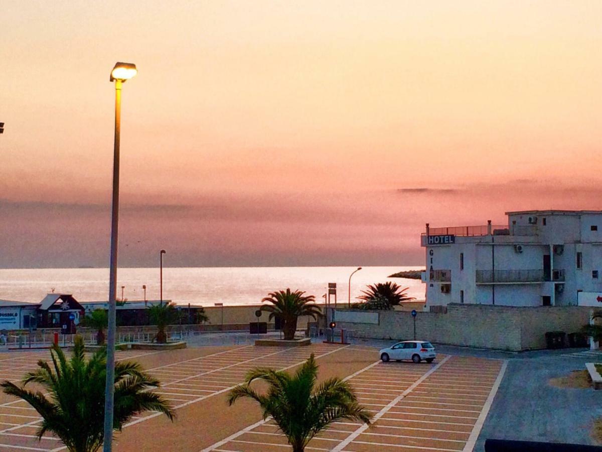 B&B Palazzo Manfredi Vieste, Fronte Mare Con Parcheggio Luaran gambar